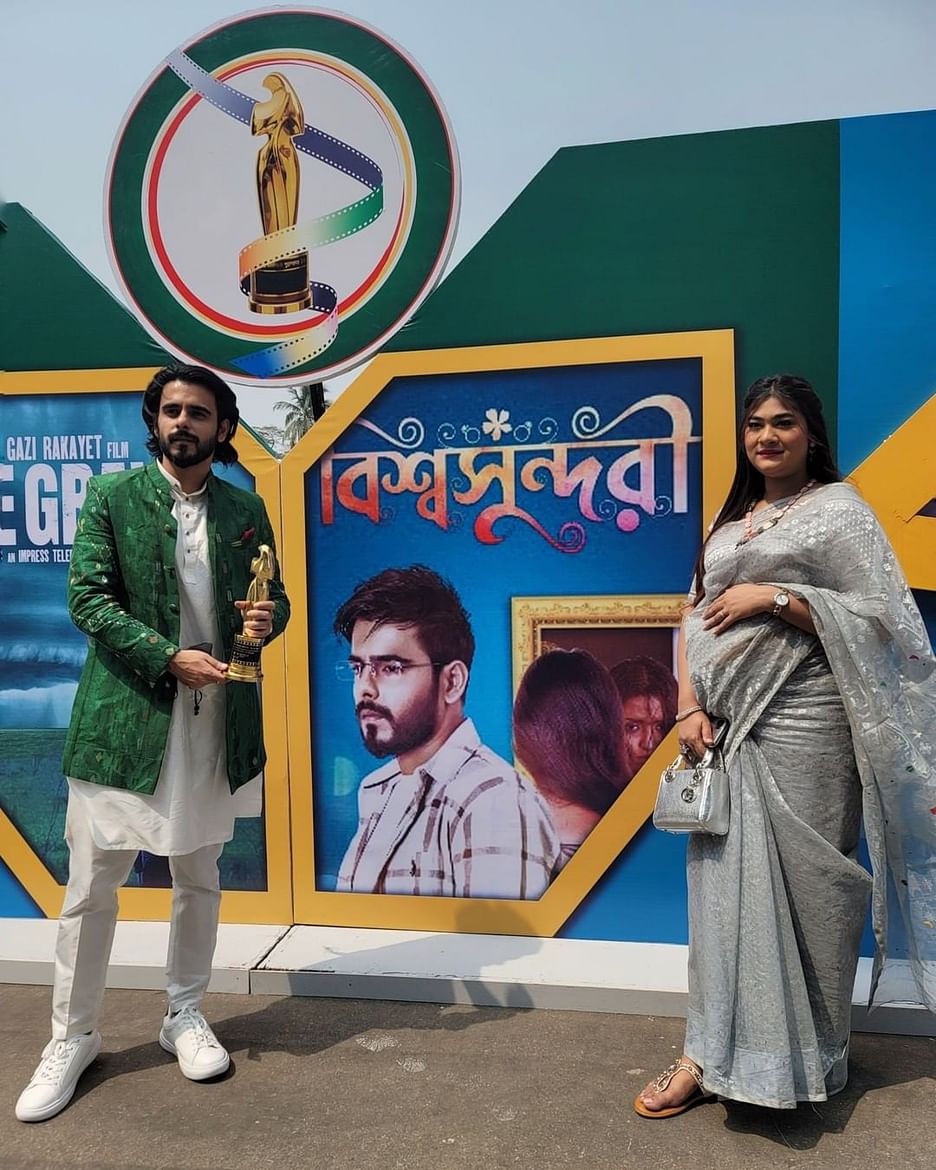 সিয়ামের স্ত্রী অবন্তীর পরনে ছিল সুরমারঙা শাড়ি। সঙ্গে একই রঙের ব্যাগ। শিগগিরই তাঁদের পরিবারে যোগ হচ্ছে নতুন সদস্য