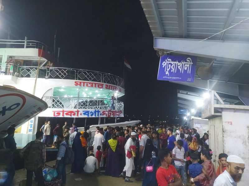 যাত্রী স্বল্পতার কারণে লঞ্চ সকালে ছেড়ে যাবে বলে অনেক লঞ্চ চালক জানিয়ছে