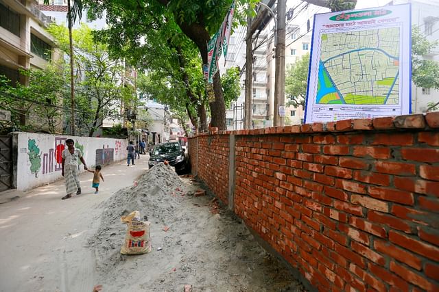গতকাল বুধবার রাতে এই দেয়াল তৈরির কাজ শেষ হয়