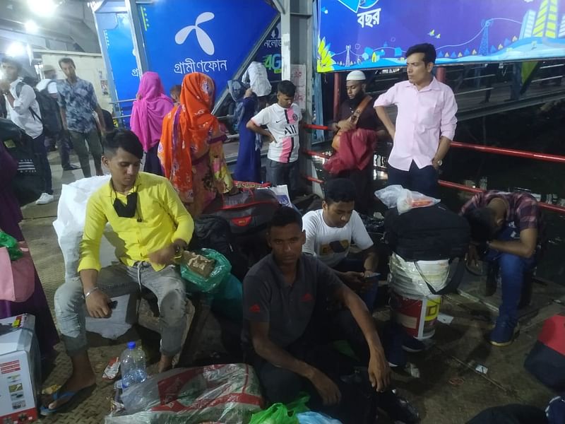 লঞ্চ না ছাড়ায় অনেক যাত্রীকে পরিবারের সদস্যদের নিয়ে ঘাটের পন্টুনে অপেক্ষা করতে দেখা গেছে