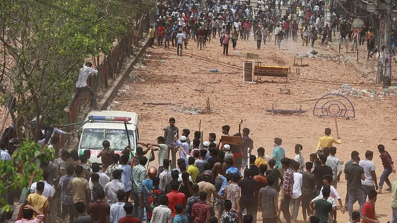 রাজধানীর নিউমার্কেটের দোকানমালিক–কর্মচারীদের সঙ্গে ঢাকা কলেজের ছাত্রদের সংঘর্ষের সূত্রপাত হয়েছিল নিউমার্কেটের দুই দোকানকর্মীর বিরোধ থেকে।