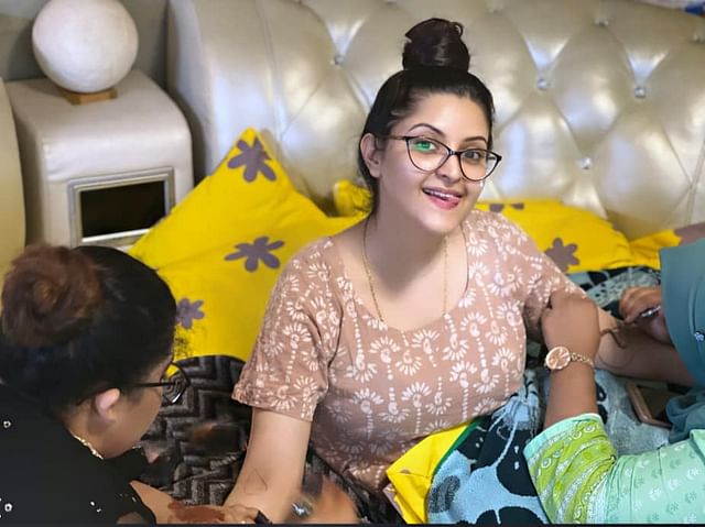 দুজন শিল্পী পরীমনির হাতে মেহেদি পরিয়ে দেন