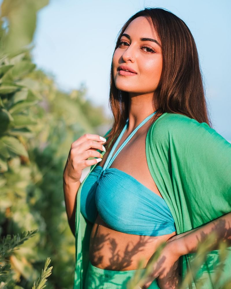 সোনাক্ষী সিনহা আছেন ভারাক্কু মালদ্বীপ নামের পাঁচ তারকা রিসোর্টে। এই রিসোর্টেই আগত অতিথিদের ছবি তুলে দেন সেখানকার আলোকচিত্রী ইয়াশরিব আহমেদ। তাঁর ক্যামেরায় সোনাক্ষী।