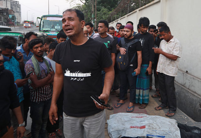 ট্রাকের ধাক্কায় নিহত শোকিনা ও স্বামী ইকবালের মরদেহ দেখে কান্নায় ভেঙে পড়েন মামা হাবিবুর রহমান