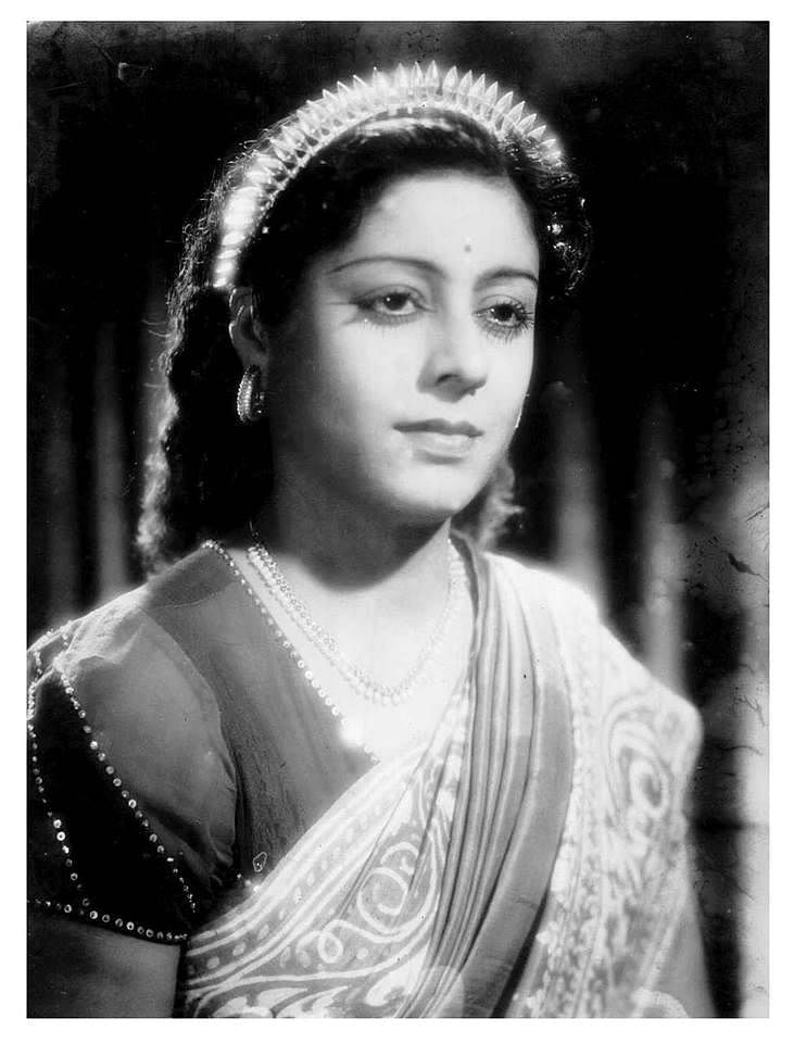 তুলসী বন্দ্যোপাধ্যায় তাঁদের অর্থনৈতিক অবস্থা খারাপ দেখে ম্যাডান কোম্পানিতে অডিশনের জন্য নিয়ে আসেন। সিনেমা নির্মাণের প্রতিষ্ঠানটিতে ‘জয়দেব’ দিয়েই শুরু হয় তাঁর অভিনয় ক্যারিয়ার