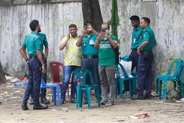 মাঠের ভেতরে পুলিশের সদস্যরা