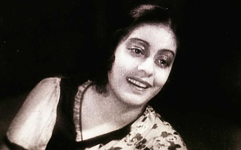 দারিদ্র্যের কারণে মাত্র ১০ বছর বয়সে অভিনয়জগতে নাম লেখান কানন দেবী
