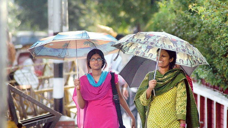 এ সময় রোদে বাইরে যাওয়ার সময় ছাতা ব্যবহার করা উচিত