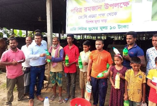 রমজান উপলক্ষে জেসি অ্যাগ্রো ফার্ম নামে একটি গরুর খামারের মোট উৎপাদিত দুধের ৫০ ভাগ ১০ টাকা লিটারে বিক্রি করার ঘোষণা দিয়েছেন খামারি। শনিবার কিশোরগঞ্জের করিমগঞ্জ উপজেলার নিয়ামতপুর গ্রামে