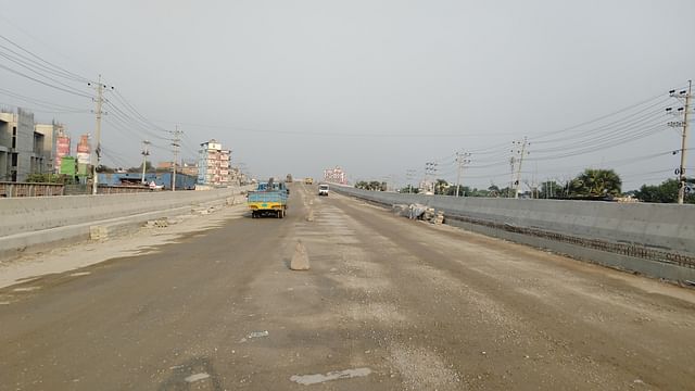 ঢাকা-টাঙ্গাইল মহাসড়কের গাজীপুর সিটি করপোরেশনের নাওজোড় এলাকার উড়ালসড়কটি যানবাহন চলাচলের জন্য উন্মুক্ত করে দেওয়া হয়েছে। সড়কটিতে এখনও বেশ কিছু কাজ বাকি রয়েছে