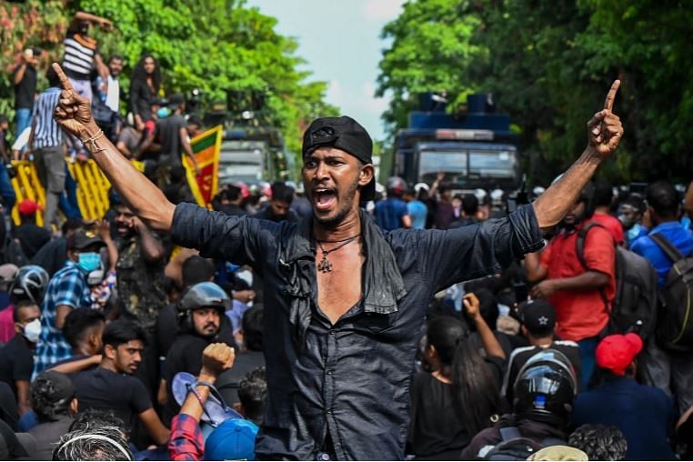 সুন্দর এই ‘দারুচিনি দ্বীপ’ আজ অশান্ত, বিপর্যস্ত, অসহায়