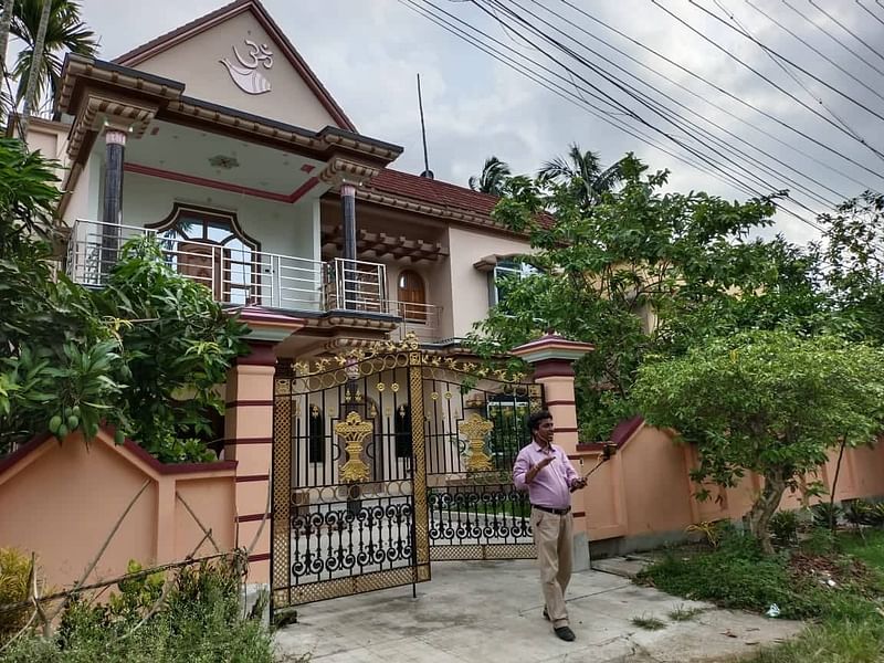 উত্তর ২৪ পরগনা জেলার অশোকনগরে হালদার ও মৃধা পরিবারের অনেকগুলো বাড়ির একটি। এটি ১৬ নম্বর ওয়ার্ডে। আজ শনিবার ভোর থেকে সেখানে শুরু হয়েছে সাংবাদিকদের আনাগোনা