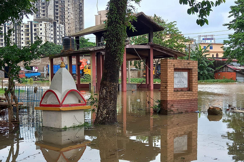 সিলেট নগরের চালিবন্দর এলাকার শ্রী শ্রী মহাশ্মশান বন্যার পানিতে তলিয়ে যাওয়ায় শবদাহ বন্ধ হয়ে পড়েছে। ছবিটি আজ মঙ্গলবার সকালে তোলা