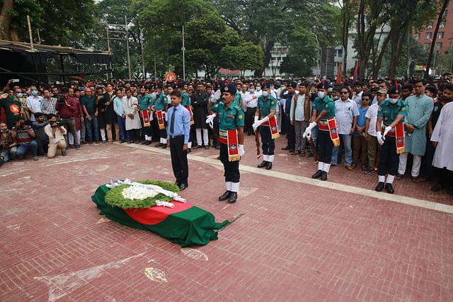 আবদুল গাফ্ফার চৌধুরীকে গার্ড অব অনার প্রদান করা হচ্ছে