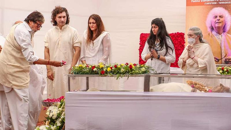 বুধবার সকাল ১০টা থেকে বেলা ১টা পর্যন্ত ছেলে রাহুলের বাড়িতে শায়িত ছিল সংগীতজ্ঞের মরদেহ
