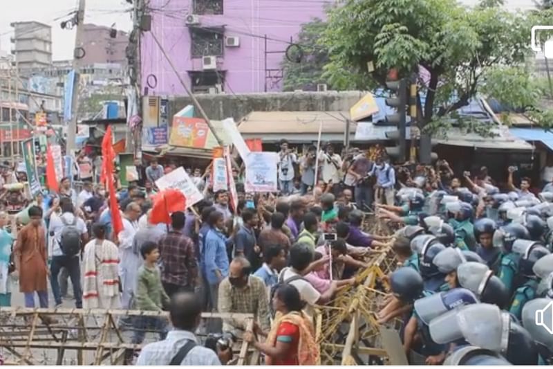 নিত্যপণ্যের দাম কমানোসহ বিভিন্ন দাবিতে বাম জোটের নেতা–কর্মীরা বাণিজ্য মন্ত্রণালয় ঘেরাও করতে গেলে তাঁদের আটকে দেয় পুলিশ। এ সময় পুলিশের লাঠিপেটায় কয়েকজন আহত হন। মঙ্গলবার, জিরো পয়েন্ট, ঢাকা