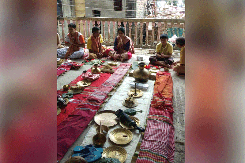 চিকিৎসক বাসুদেব সাহাসহ তিনজনের শ্রাদ্ধানুষ্ঠানে শর্মীলা সাহা (মাঝে)