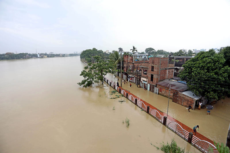 বাঁয়ে ঢলের পানিতে ঠাসা সুরমা নদী। নদীর পানি উপচে পড়েছে মেন্দিবাগ ও মাছিমপুর এলাকায়