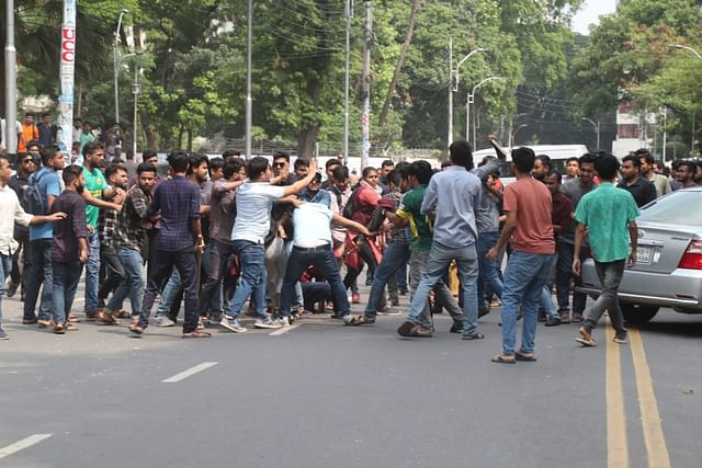 কেন্দ্রীয় শহীদ মিনারের সামনে হামলা