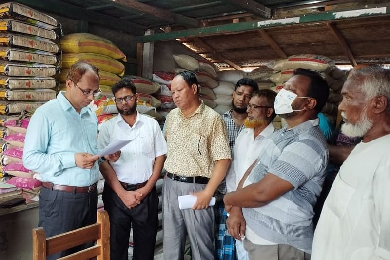 আজ দুপুরে ভ্রাম্যমাণ আদালত সোনাইপুল বাজার এলাকার ডিলার মেসার্স হারুন ট্রেডার্সের ডিলারশিপ বাতিলের আদেশ দেন