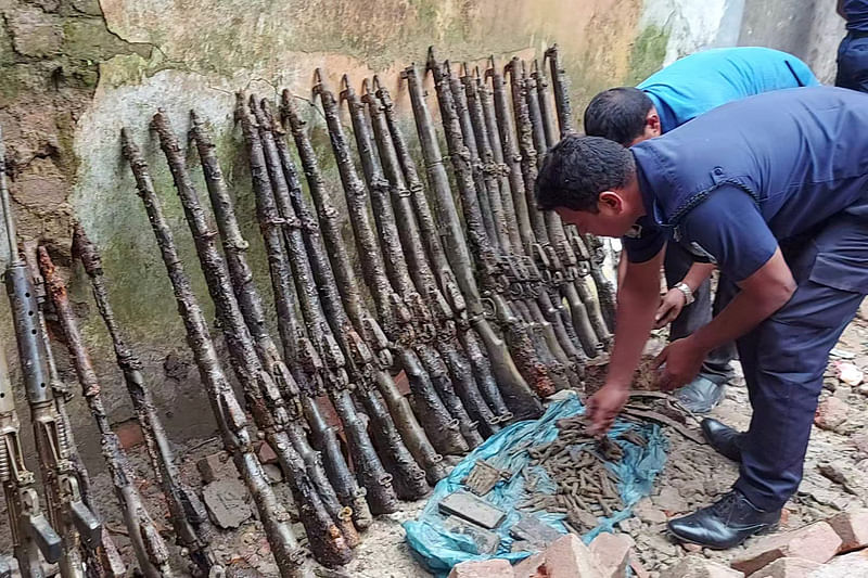 উদ্ধার হওয়া বন্দুক ও গুলিগুলো মুক্তিযুদ্ধের সময় মাটির নিচে চাপা দিয়ে রাখা হয়েছিল বলে ধারণা করা হচ্ছে