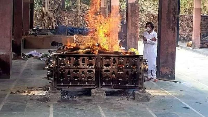 একাকী চিতার আগুনের দিকে তাকিয়ে দেখছেন তবলা সম্রাট