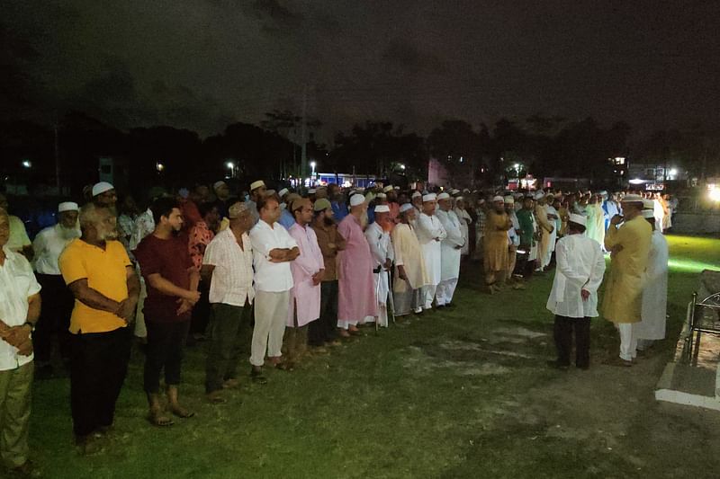 পিরোজপুর কেন্দ্রীয় ঈদগাহে সোমবার রাতে সিতারা হালিমের জানাজা হয়