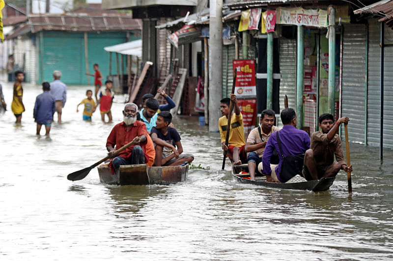 কোম্পানীগঞ্জ থানাবাজার সড়কে চলছে নৌকা