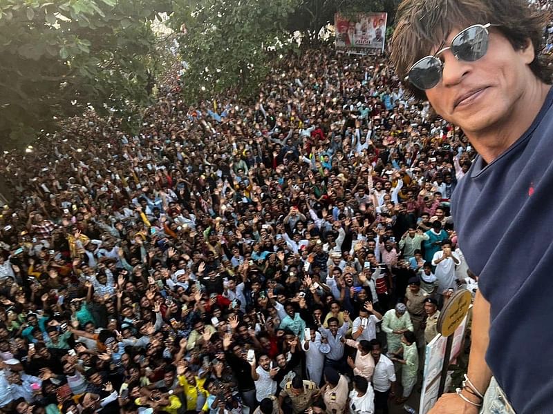 ভক্তদের সঙ্গে শাহরুখের সেলফি