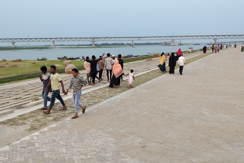আগামী মাসে যানবাহন চলাচলের জন্য খুলে দেওয়া হবে পদ্মা সেতু। জাজিরা প্রান্তে সেতুর বিভিন্ন অবকাঠামো দেখতে আসছেন দর্শনার্থীরা। ১৪ মে জাজিরা প্রান্তের নাওডোবা এলাকায়