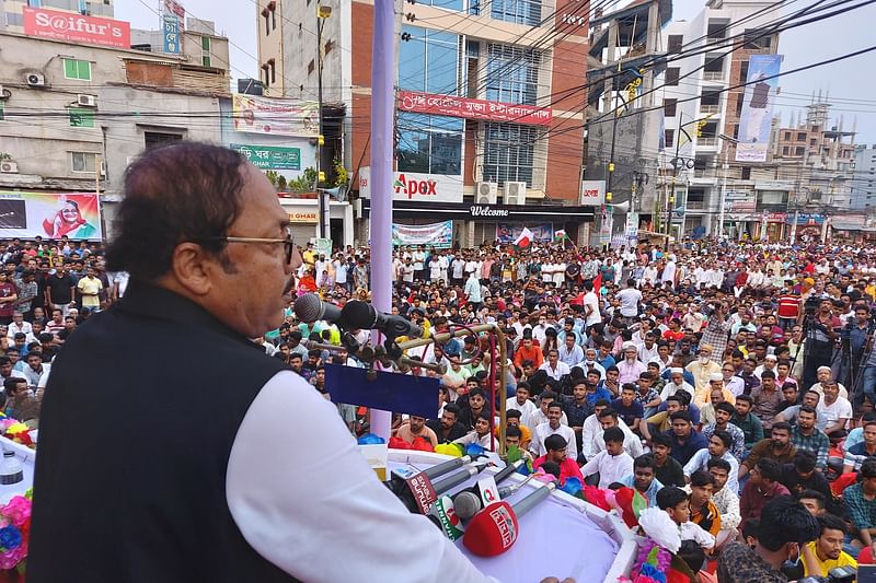 শেখ হাসিনার স্বদেশ প্রত্যাবর্তন দিবস উপলক্ষে জনসমাবেশে বক্তব্য দিচ্ছেন এ এইচ এম খায়রুজ্জামান লিটন। মঙ্গলবার রাজশাহী নগরের বাটার মোড় এলাকায়