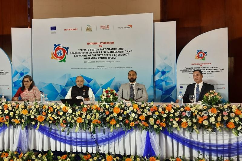 ‘দুর্যোগ ঝুঁকি ব্যবস্থাপনায় বেসরকারি খাতের অংশগ্রহণ’ শীর্ষক এক সেমিনারে আমন্ত্রিত অতিথিরা