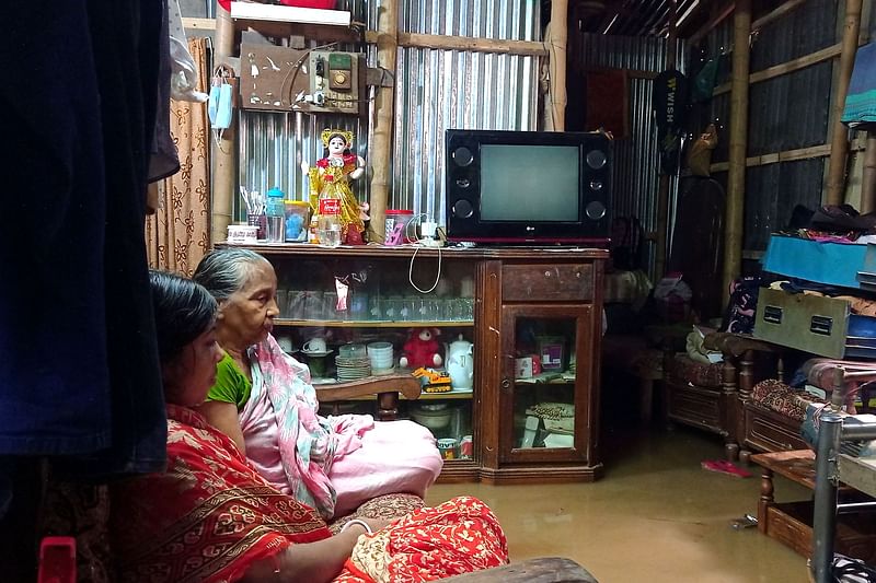 ঘরের মেঝেতে বন্যার পানি উঠেছে। পরিবারের অন্য সদস্যদের স্বজনদের বাড়ি পাঠানো হয়েছে। পুত্রবধূকে সঙ্গে নিয়ে পানিবন্দী অবস্থায় ঘরেই থাকছেন প্রতিভা পাল। মঙ্গলবার সিলেট নগরের মণিপুরি রাজবাড়ি এলাকায়