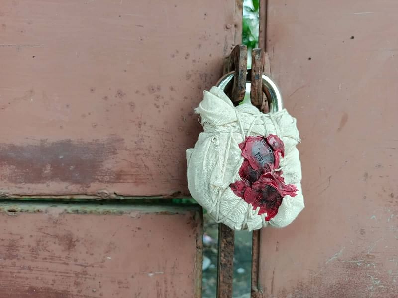 পি কে হালদারের বাড়ির ফটকে লাগিয়ে দেওয়া তালা