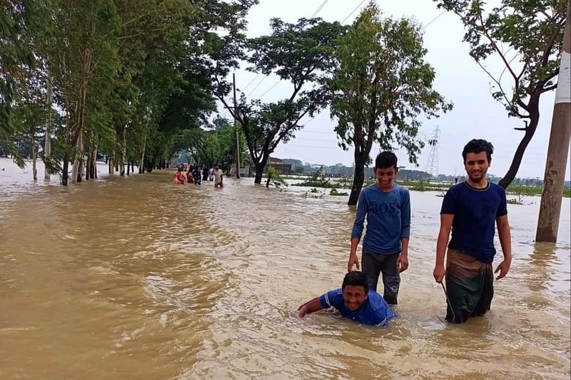 বন্যার পানিতে প্লাবিত হওয়ায় সুনামগঞ্জের ছাতক- সিলেট সড়কে যান চলাচল বন্ধ হয়ে পড়েছে। ছবিটি ছাতক শহরের পেপারমিল এলাকা থেকে আজ মঙ্গলবার দুপুরে তোলা