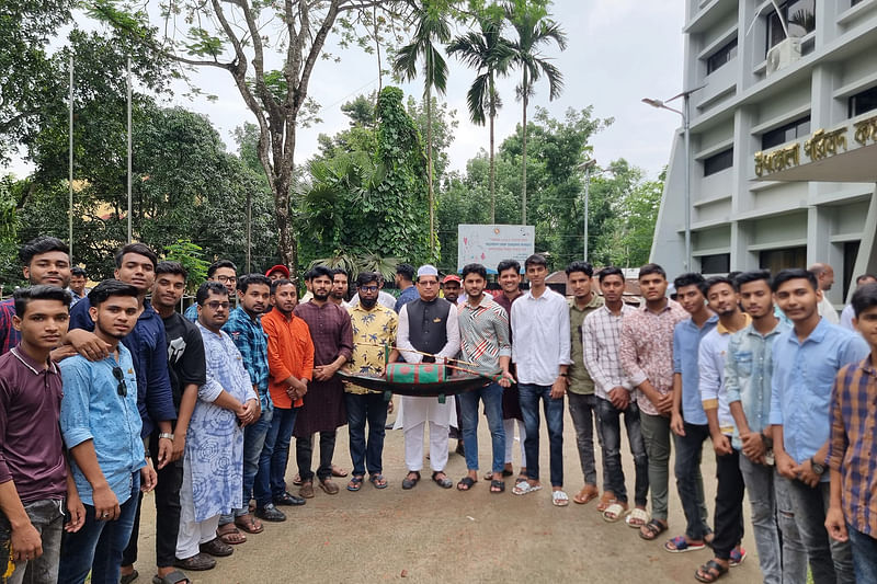 বিয়ানীবাজার পৌরসভা নির্বাচনে আচরণবিধি লঙ্ঘন করে কয়েক শ নেতা-কর্মী নিয়ে শোডাউন করে মেয়র পদে মনোনয়নপত্র জমা দেন আওয়ামী লীগের মনোনীত প্রার্থী আব্দুস শুকুর