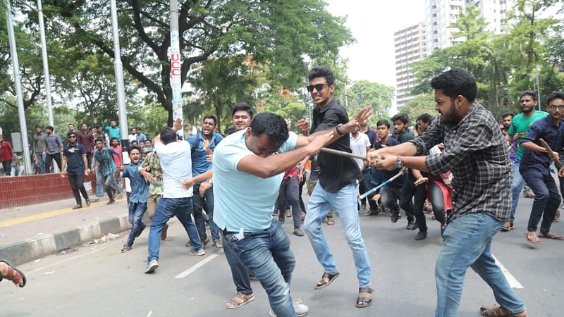 কেন্দ্রীয় শহীদ মিনারের সামনে হামলার ঘটনা ঘটে।
