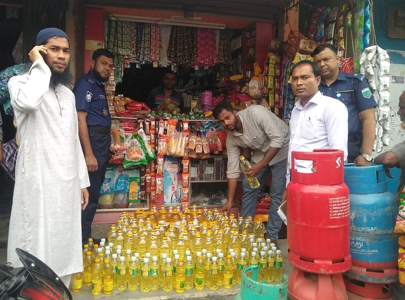 ভান্ডারপুর বাজারের ওই দোকান থেকে জব্দ করা ২২০ লিটার তেল তাৎক্ষণিকভাবে ন্যায্যমূল্যে বিক্রি করা হয়