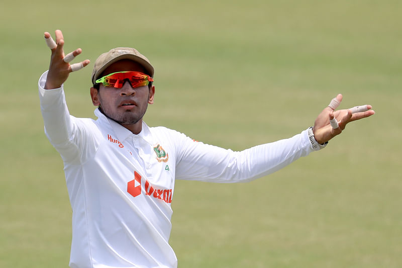 ক্যাচ ফেলেছেন মুশফিক