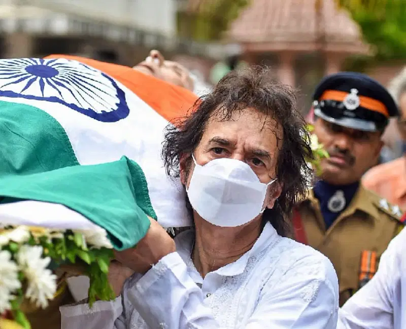 ভারতের জাতীয় পতাকায় মোড়া শিবকুমারের দেহ। কাঁধে নিয়ে এগিয়ে চলছেন তবলার কিংবদন্তি জাকির হুসেন