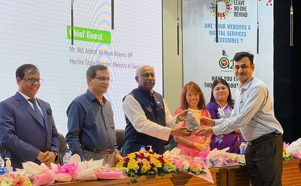 সমাজকল্যাণ মন্ত্রণালয় ও এটুআইয়ের উদ্যোগে আয়োজিত অনুষ্ঠানে তিন প্রতিষ্ঠানের হাতে সম্মাননা তুলে দেওয়া হয়