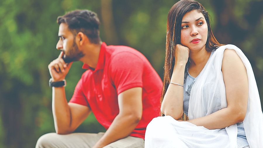 বিচ্ছেদের সিদ্ধান্ত নেওয়ার আগে আরও একবার ভেবে দেখতে পারেন কোনো উপায় আছে কি না। প্রতীকী এই ছবির মডেল: কোকো ও বৃষ্টি