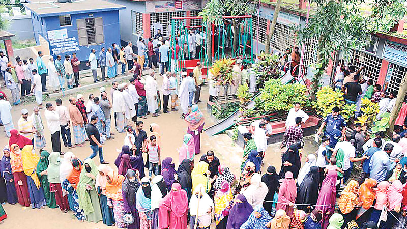 কুমিল্লা সিটি করপোরেশন নির্বাচনে ভোটারদের সরব উপস্থিতি। নগরের শাকতলা উচ্চবিদ্যালয় ভোটকেন্দ্রে
