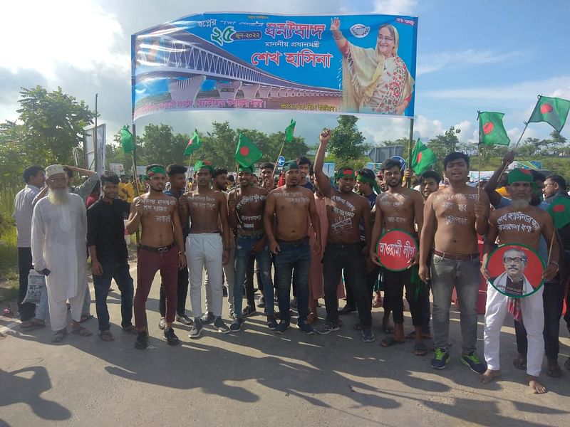শরীরে নানা শুভেচ্ছাবাণী লিখে সমাবেশে যাচ্ছেন নেতা-কর্মীরা