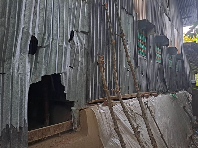 পদ্মা সেতুর নাট খোলা বায়জিদের গ্রামের বাড়িতে হামলা। সোমবার বিকেলে পটুয়াখালী সদর উপজেলার তেলিখালী গ্রামে