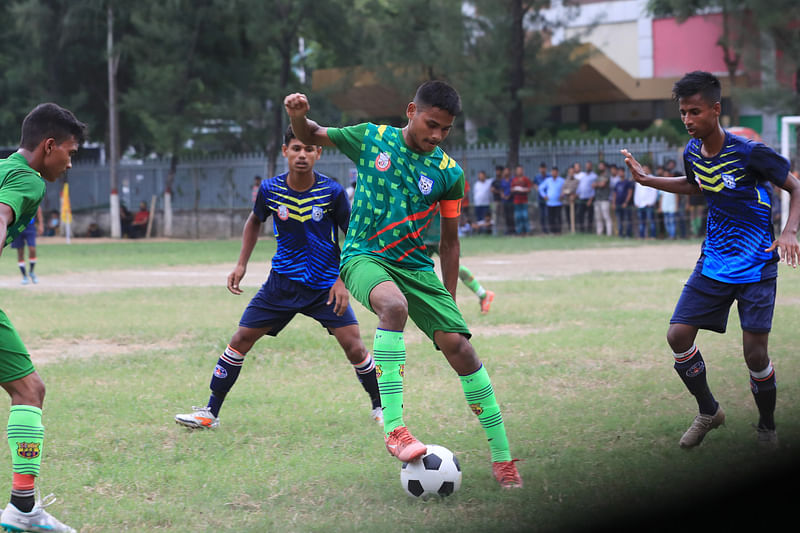 বল পায়ে সাইদুরের টার্ন। পুরো সময় দুর্দান্ত ফুটবল দেখা গেছে তাঁর পায়ে