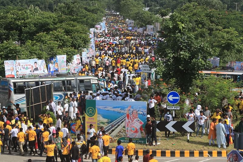 সেতুর জাজিরা প্রান্তে মানুষের ভিড়