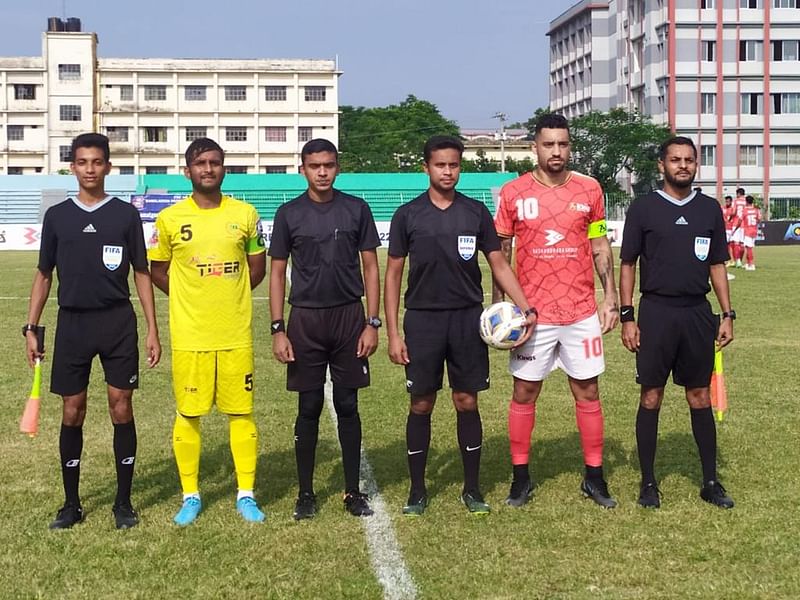 মুন্সিগঞ্জ স্টেডিয়ামে আজ মুখোমুখি হয়েছিল কিংস–রহমতগঞ্জ