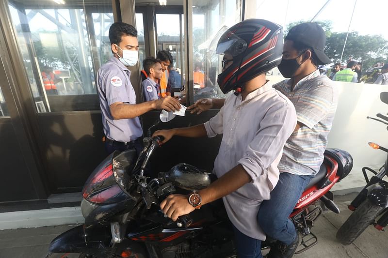 টোল দিচ্ছেন তাঁরা