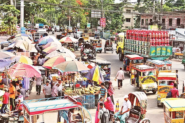 মহাসড়কের পাশে বাজার ও যানবাহনের স্ট্যান্ড গড়ে ওঠায় দূরপাল্লার যান চলাচল ব্যাহত হচ্ছে। দুর্ঘটনার ঝুঁকি ও প্রাণহানির ঘটনাও বাড়ছে।